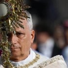 León XIV con la custodia en su primer Corpus Christi como Papa, en las calles de Roma en junio de 2025