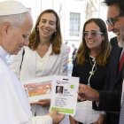 Rafael Rubio, de Comunicación de la visita papal a España, entrega su acreditación a León XIV tras la audiencia del miércoles