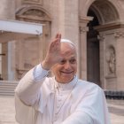 El Papa León XIV saluda a los fieles congregados en la plaza de san Pedro