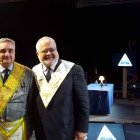 En la imagen, Nieves Bayo y el Gran Comendador ad vitam del Supremo Consejo Masónico de España, Joan-Francesc Pont Clemente, flanquean al hermano Philippe Foussier.
