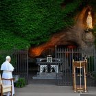 León XIV rezó el Rosario en la Gruta de Nuestra Señora de Lourdes de los Jardines Vaticanos.