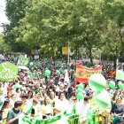 Un momento de la lectura de la declaración a favor de la vida ante los manifestantes.