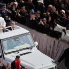 León XIV saluda peregrinos en Roma desde su papamóvil, pero en España contará con varios de estos vehículos