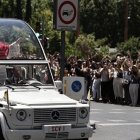 León XIV en su primer trayecto en papamóvil en Madrid, tras su discurso a las autoridades políticas en el Palacio Real