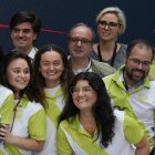 Posan algunos voluntarios de la visita papal en el Centro de Prensa en la Real Casa de Correos de Madrid