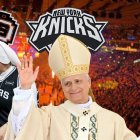 Montaje con León XIV y varias religiosas salesianas, protagonistas inesperados de la dimensión católica que algunos ven en las Finales NBA entre Knicks y Spurs.