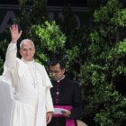 El Papa León XIV saludando en el viaje pastoral a España