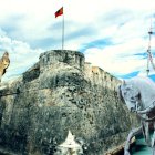 Las Murallas Reales de Ceuta, flanqueadas por san Agustín de Hipona e Isabel la Católica, simbolizan la vinculación del enclave con la Cristiandad africana y España.