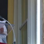 León XIV, durante el rezo del Ángelus este domingo en la Plaza de San Pedro.