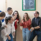 Sacerdote con un grupo de jóvenes