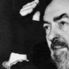 El Padre Pío levanta la mano para bendecir, en una fotografía que se le atribuye a Federico Abresch como tomada en 1947, el año en que sucedieron los hechos aquí referidos.