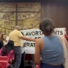 Decenas de abortistas feministas intentaron impedir un acto provida en la parroquia de Montalegre en Barcelona