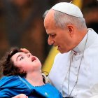 O Papa Leão XIV para o papamóvel para abençoar Marie-Garance Noël, uma menina com deficiência grave.