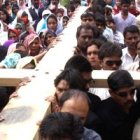Unos cristianos de Quetta, Pakistán, salen a la calle con la cruz en Viernes Santo