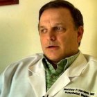El doctor Matthew Harrison ha logrado salvar la vida a 120 embriones cuyas madres querían dar marcha atrás en su aborto.