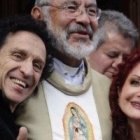 El matrimonio rockero de Alex y Chela Lora, en la basílica de Guadalupe, con el cura que celebró con ellos 35 años de casados