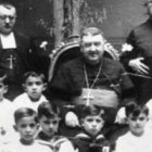 El obispo Manuel González, con niños de Primera Comunión, en 1928 - se volcó en crear escuelas y obras infantiles