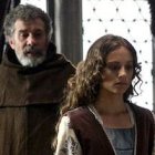 Isabel com Frei Hernando de Talavera, em uma cena da série de televisão sobre a Rainha Católica.