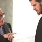 El director Martin Scorsese, con Andrew Garfield vestido de jesuita antiguo, en el rodaje de la película Silencio
