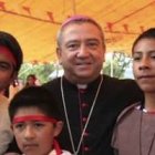El obispo de Tlaxcala en el festival de los Tres Niños Mártires, con jóvenes actores que los rememoran