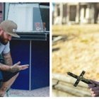 Con su crucifijo y su rosario, y ataviado con su sotana, el padre Carney recorre las calles de la ciudad