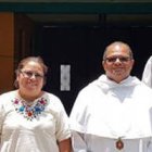 El sacerdote mercedario Dionisio Báez con algunos de sus colaboradores más cercanos