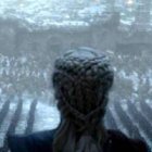 Daenerys contempla la ciudad que ha arrasado y su ejército entusiasmado por la victoria