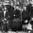 Marcelo Van, en el centro de la rodeado de algunos familiares y amigos.