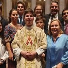 Pablo Pich, recién ordenado, junto a sus padres y sus hermanos
