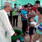 El obispo Oliver de Requena bautiza a numerosos niños de distintas edades en un pueblo de su vicariato del Amazonas peruano
