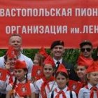 Pioneros de Sebastopol con su pancarta del abuelito Lenin -como le llamaban en las escuelas- y la idea de que el Partido sabe más que papá y mamá