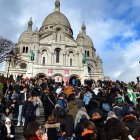 Peregrinos ante la basílica del Sacre Coeur, en Montmartre. Foto: Archidiócesis de París.
