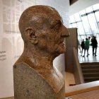 Busto de Anton Bruckner en la entrada de la Universidad que lleva su nombre en Linz (Austria).
