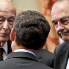 Valéry Giscard d'Estaing (izquierda de la foto) conversa con Jacques Chirac (derecha) y Nicolas Sarkozy (de espaldas). Foto: AFP.