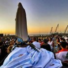 Un grupo de libaneses rezan a la Virgen en la festividad de la Asunción, en el puerto de Beirut, cerca del lugar de la explosión. Foto: Thaier Al-Sudani / Reuters.