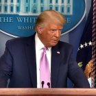 Trump respondió a las acusaciones de complacencia con las teorías conspiracionistas que involucran al demonio.