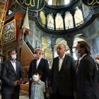 Erdogan (en el centro de la foto, sin mascarilla) visitó la basílica de Santa Sofía al poco de declararla mezquita. Este viernes comenzará en ella el culto mahometano.