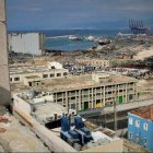 Una religiosa mira desde el hospital toda la zona devastada tras la explosión en Beirut / Foto- ACN