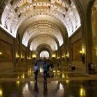 Nave de la basílica del Valle de los Caídos, excavada en la roca bajo la monumental Cruz, la mayor del mundo.