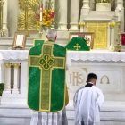 Oraciones ante el altar al principio de la misa. Foto: Parroquia Estrella de los Mares en San Francisco (California, Estados Unidos).