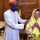 La hermana Gloria Cecilia Narváez, junto al cardenal Jean Zerbo, arzobispo de Bamako. Foto: Twitter de la Presidencia de Mali.