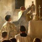 Una de las características de los grupos que mantienen la misa tradicional es su baja media de edad, por la asistencia de numerosas familias jóvenes.