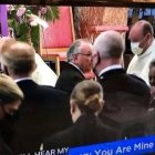 Momento en el que la alcaldesa de Chicago, metodista y públicamente lesbiana (a la derecha de la foto), comulga tras recibir la Sagrada Forma del sacerdote.  Captura: CNA.