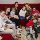 Mar Dorrio, madre de 12 hijos (en la foto salen 11) será la protagonista de esta serie en Famiplay