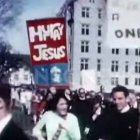 Una escena del documental «El nuevo católico americano», con sacerdotes participando en manifestaciones en el caldeado ambiente social de los años 60.