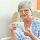 La doctora Marie Svatosova, veterana experta en cuidados paliativos, habla de Dios y la muerte - fotografiada en Tchiboblog.cz