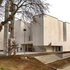 La minimalista iglesia de St Jacques de la Lande, en Rennes (Francia), fue consagrada en 2018 y es obra de Álvaro Siza, un arquitecto portugués de fama internacional.