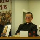 De izquierda a derecha, los sacerdotes Jesús Sánchez y Federico Highton y el historiador Alberto Bárcena, durante la presentación de "Tinieblas Tibetanas" en Librería Tercios Viejos.