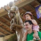 Un padre con un niño a hombros... el reto de ser hombre y educar y cuidar... desbordaba a San José... y a nosotros.