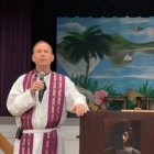 Entre ellos, Broom menciona la vestidura bautismal, la recepción de los sacramentos de iniciación por los catecúmenos o la simbología litúrgica de la resurrección.